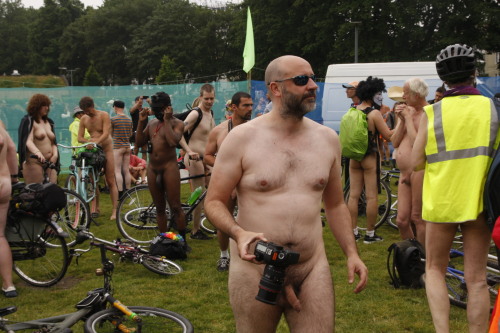 bearquests:  So I’m wondering around butt naked taking pictures of other people who are butt naked a