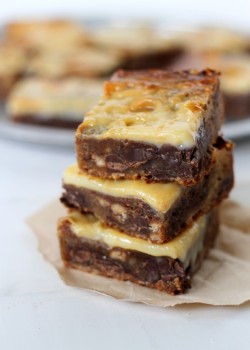 foodffs:  GOOEY CHOCOLATE TOFFEE BLONDIES