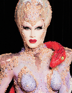 aspiritualbumpit: puff-to-tuff:   sashavelors: Sasha Velour photographed by Tanner Abel, 2018.    The detail!! 