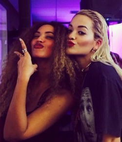 fileformat:  hotcheetoprincess:  beyoncefashionstyle:  Beyoncé X Rita Ora  somebody crop Rite Aid out……  RITE AID 