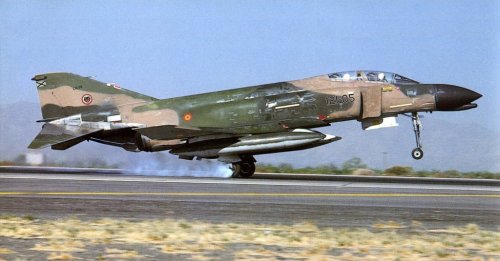 classicnavalair:  @ClassicNavalAir .@cmviaje A McDonnell F-4C Phantom of @EjercitoAire Ala de Caza 12 lands at Base Aérea de Torrejón, ca. 1972.… https://t.co/ZgQaUUay8X