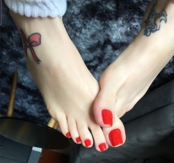 crazysexytoes:  Gorgeous red toes. 