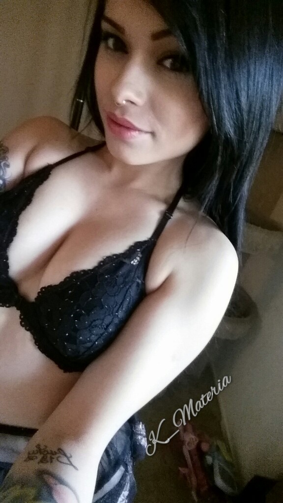 ultratwistedbubble:  I’ll be on myfreecams tonight! Come spank me with my new paddle.