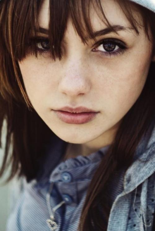 alivetotellthetail:  “My Broken Heart“ (self portrait) by Fot Martua.