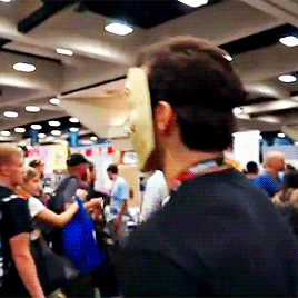 beneffleck:Henry Cavill sneaking around SDCC 16