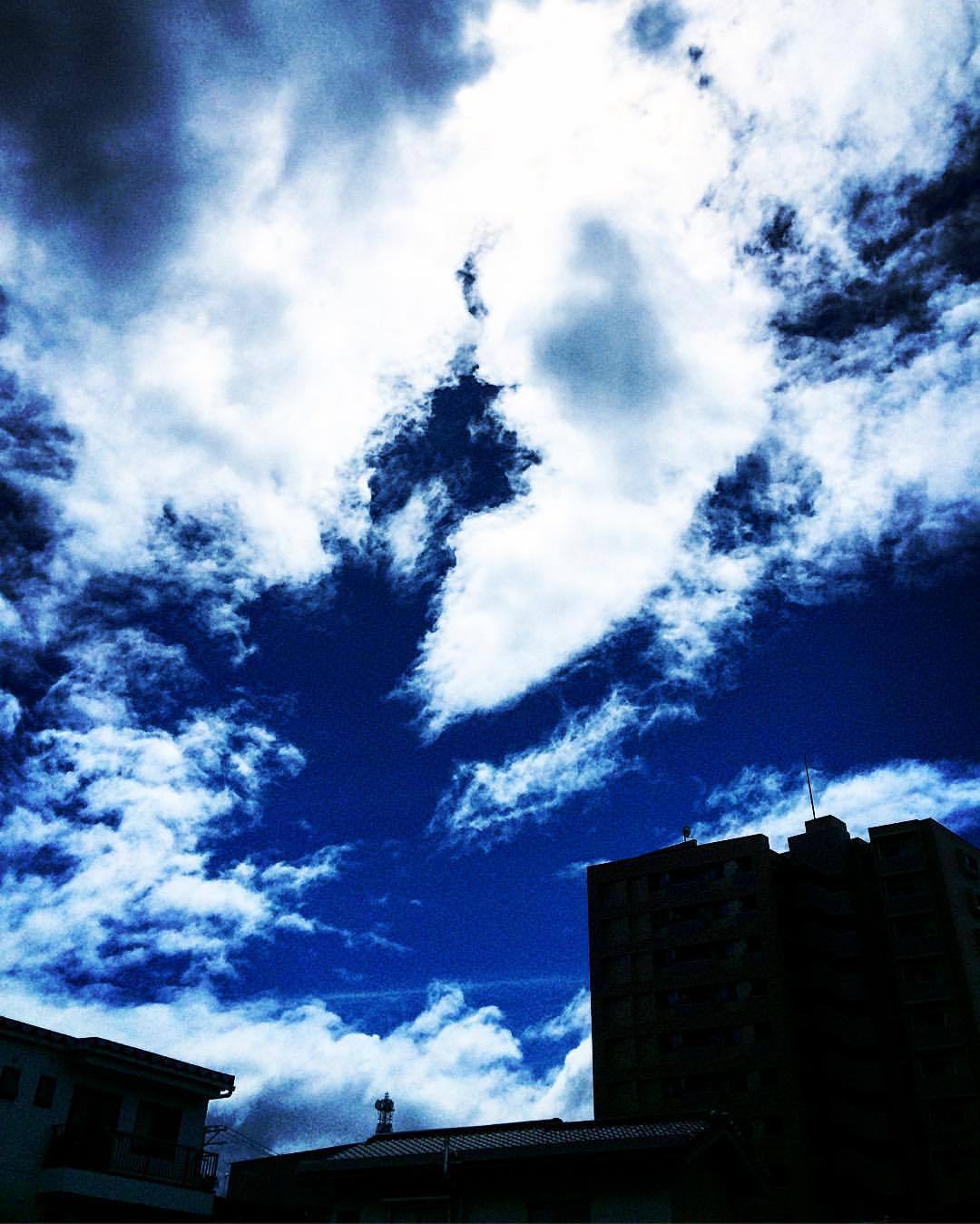 心情透写 圧倒的な空 嵐の前の青空 流れる雲 ちぎれ雲 シルエット 逆光 Silhouette