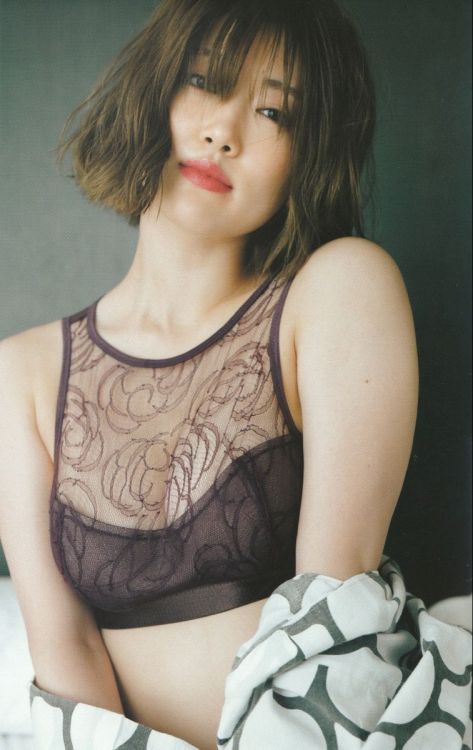 elsakamichi:Higuchi Hina 1st Photobook