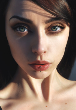 multicolors:  goodjuxandsex:  Those eyes are saying “fuck me”  That’s my neutral faceI look like that all day everydayI don’t go around and tell to fuck meNo 