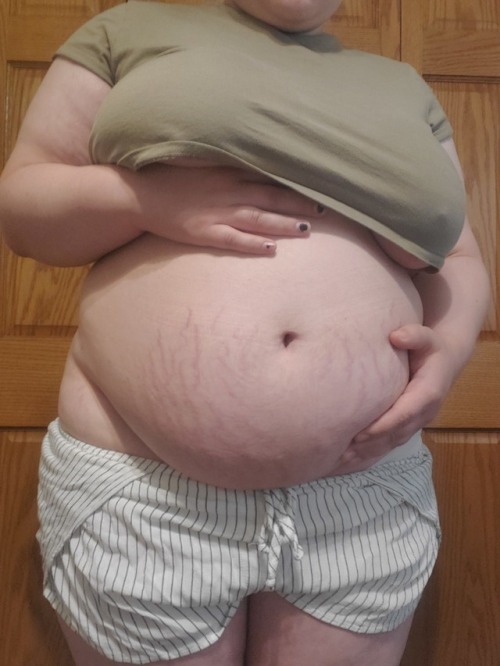 gracesgut: i’m getting so big and gluttonous and i love showing it off  