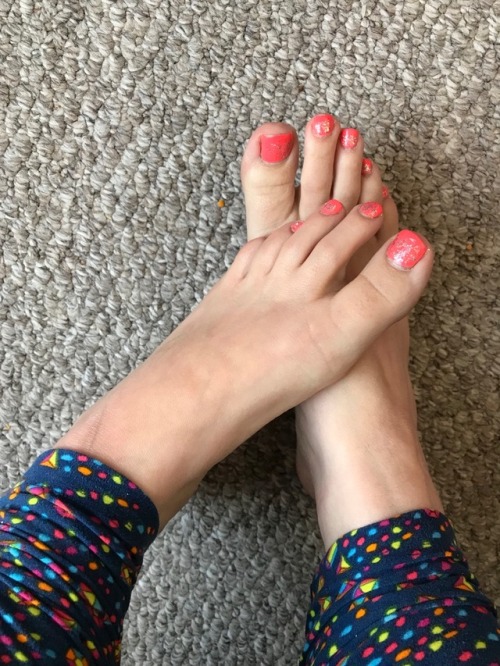 kissabletoes - Long perfect toes and soft soles, the only thing...