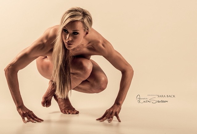 femalemuscletalk:  femalehardbodies:  Sara Back  Black and white or color?http://bit.ly/10U4NH#female