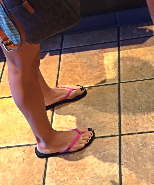 Sexy Latina&rsquo;s face, body and pretty feet in flip flops candid shot at the coffee shop! Very su