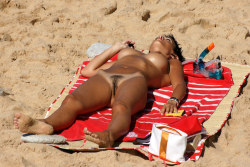 beachandboobs:Skinny Busty Beach Girls
