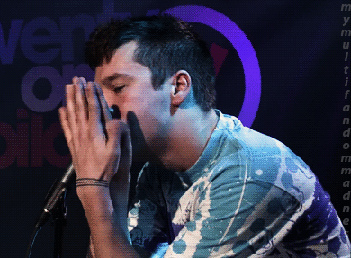 joshler:concertsareawkward:darianera:Tyler + the hand thing.we love your hand thing tyler.tyler doin