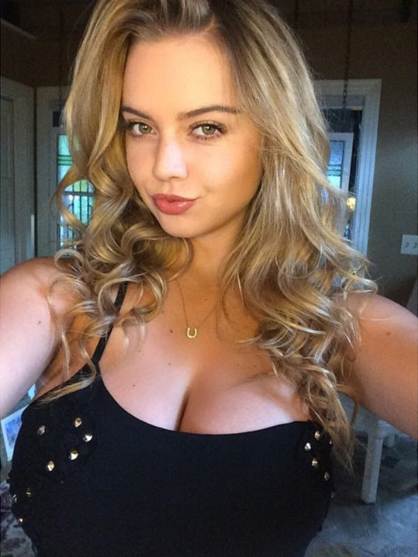 bol:  (via Girls taking selfies : theCHIVE)