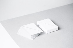 aumonique:  i-love-aesthetics:  / Minimal Playing Cards / more about them here  ミニマル 