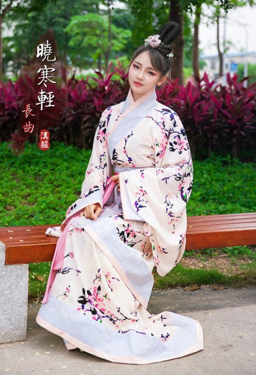 ziseviolet: Traditional Chinese Hanfu - Type: Quju/曲裾 (curved-hem robe) from 华夏粹.