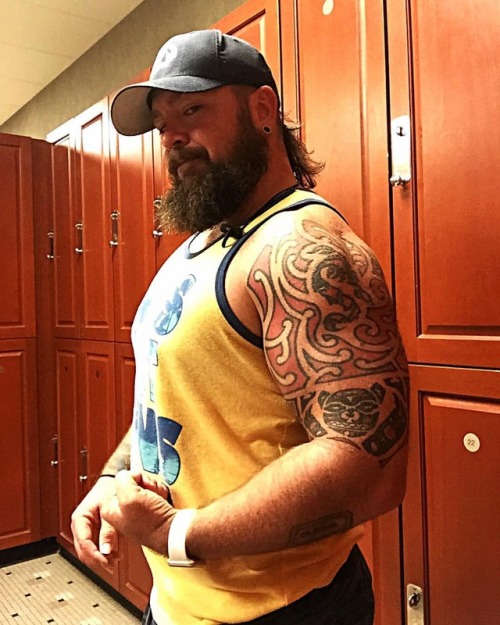 chadillacjax:  Good pump #beardedgay #beardlife #thickfit #tattedmuscle #beardedgay #beardedmuscle #gaymuscle #musclebear #armday #gymlife  (at LA Fitness - FISHERS)