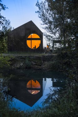 subtilitas:  Phyd Arquitectura - Loja Renova theater and shop, Almonda 2015. Photos © Fernando Guerra. 