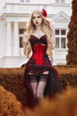 gothicandamazing: Model, photo: AbsentiaCorset: Royal Black Couture &amp; Corsetry Welcome to Gothic and Amazing | www.gothicandamazing.com 