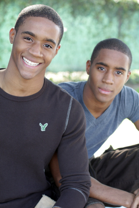 beautifulmenofcolor:  Sexy Twins Set 