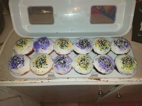 tardis-scooter:Ace/Aro cupcakes!