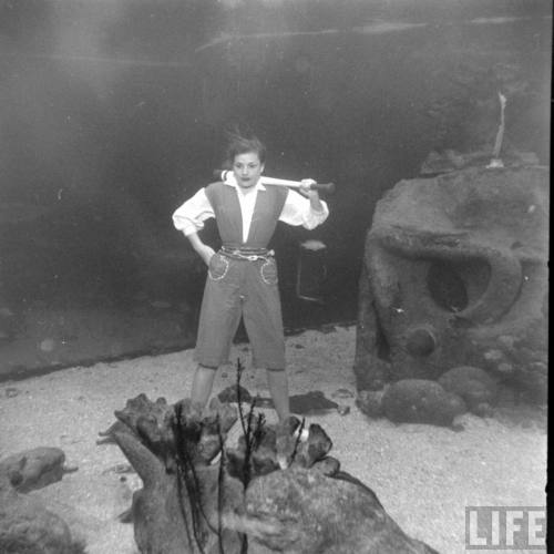 Underwater fashion show(Sam Shere. 1947)