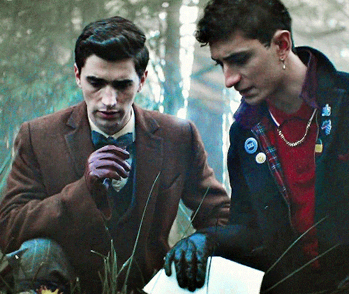 Edwin And Charles DEAD BOY DETECTIVES, S01E02, The Case Of The Dandelion Shrine