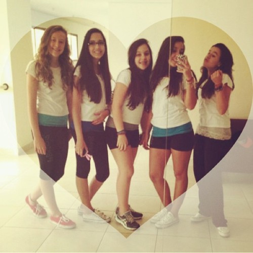 “ Um irmão pode não ser um amigo, mas um amigo sempre será um irmão. ” Amo vocês, vitaputas preferidas 💞👌😂 #obondepassou #eitagiovana #acurtinanovademainha #melhores #amomt (em Casa da Mãe JoANA 😂)