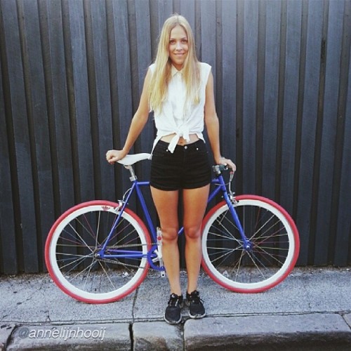 fixiegirls:  by @annelijnhooij “In love with my new bike! Holland represent! #bike #fixedgear #fixie