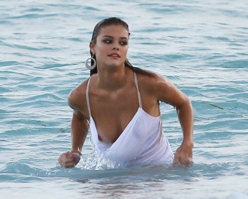 Nina Agdal paddling at the beach porn pictures