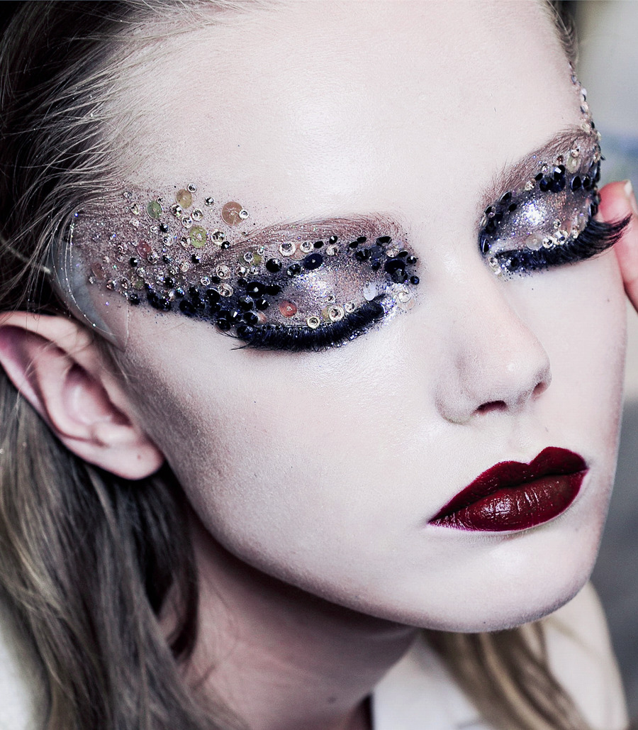 xangeoudemonx:  Frida Gustavsson Backstage at Dior Fall 2011 Couture.