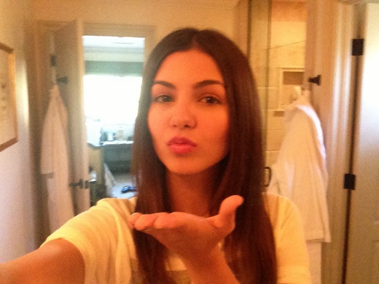 celebgoodies:  famous-nsfw-tub:  Victoria Justice pinching her nipples. Oh my, oh
