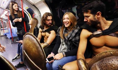 yearinreview:tigrismedve:Best 300 Cosplay ever, in the London Tube\The Spartans have taken over Lond