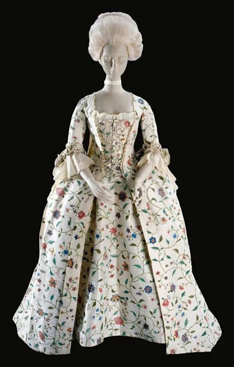 Robe a la francaise of Chinese textile, made in France; Ribbed silk hand painted with pigments and s