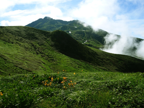 鳥海山　御浜から扇子森ごしに山頂   Mt Chokai-san volcano in summer.