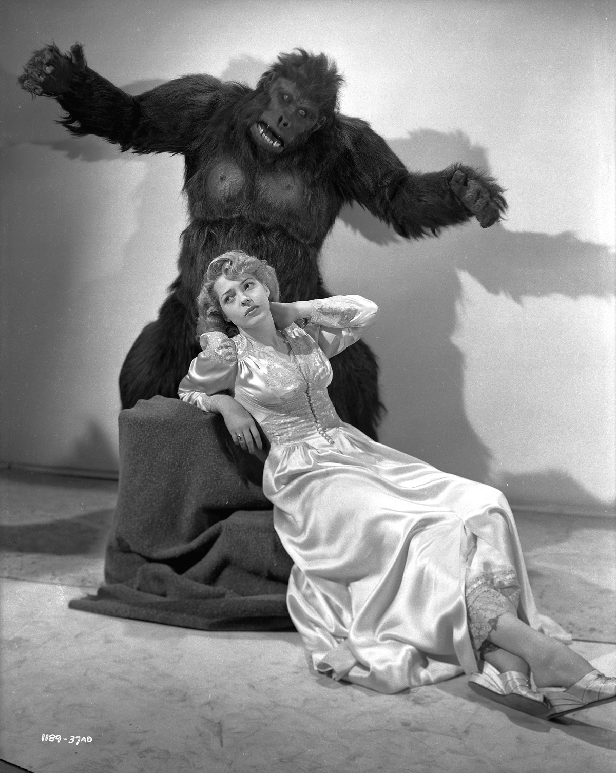 damsellover:  Anne Gwynne being accosted by a gorilla in a still from The Strange
