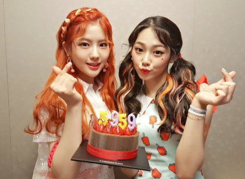 hyeyeon &amp; mina celebrate their unit debut stage