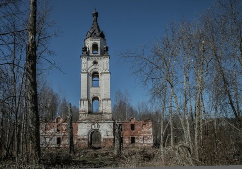 ianbrooks:  Abandoned Monastery in the Swamp photos by prosto_vova Located in the deserted swampland of the Novgorod region of Russia, on both sides of the Rekonka River, stands a lonely monastery fortress, long abandoned but still holding watch as