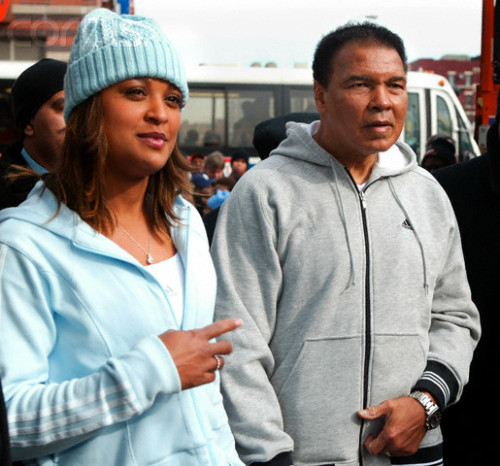 17mul:  cultureunseen:  Laila Ali and Muhammad Ali   She’s actually very pretty