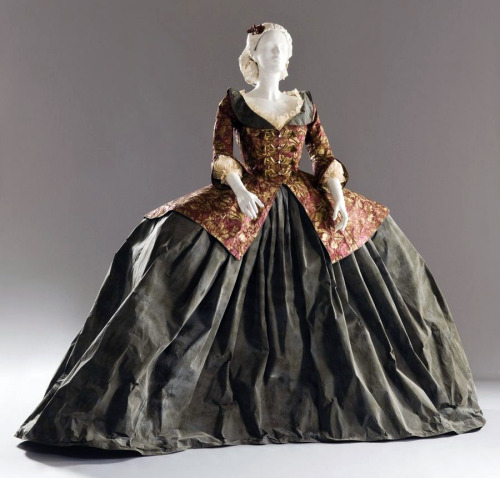 “Pannier dress of the Countess Vittoria Elisabetta Alfazio, born Gaelli” paper reconstruction by Isa