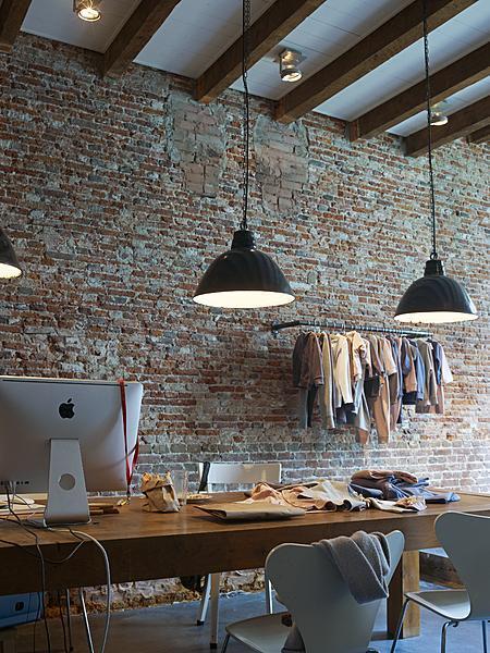 Industrial workspace in Holland.
“ This workspace is adorned by the brick wall.The defining wall gives the room directly with an industrial atmosphere that is mitigated by the flowing forms of the chairs.
”