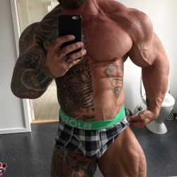 bodybuilers4worship:  drwannabe:Soren Falby