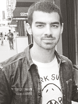 thejonasnetwork:  Joe and Nick out and about with fans in NYC today [8/23] 