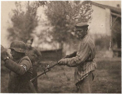 zubat:A liberated Jew holds a Nazi guard