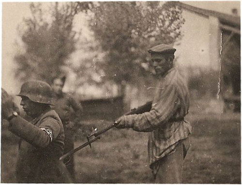zubat:  A liberated Jew holds a Nazi guard at gunpoint in 1945.