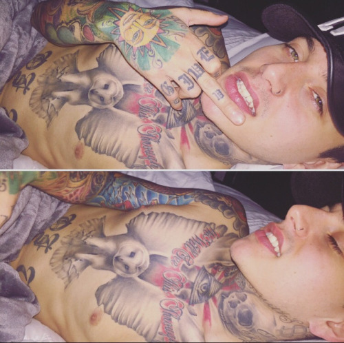 flaytes-wenos:  Amo el cuerpo de los hombres con tatuajes y más si tienen picos grandes