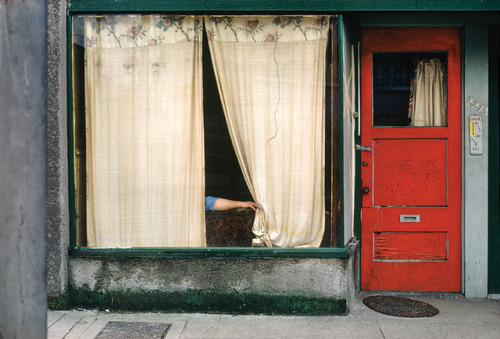 la-beaute–de-pandore:  Fred Herzog    Curtains, 1972.