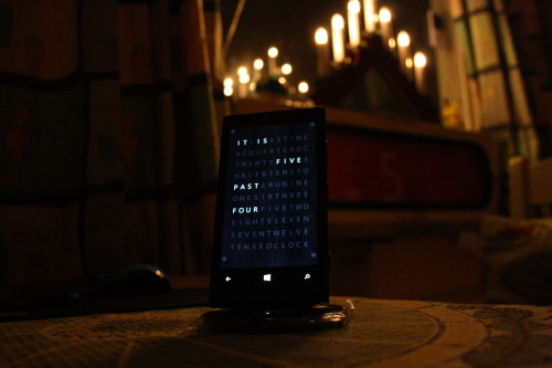 Wireless Charging Stand - DT-910 + Nokia Lumia 920 and Metro Qlock :)Happy New Year! 