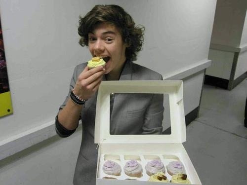 like-a-fairytail:  so Niall isn’t the only one whose eating !! ;) 